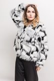 Fashion witte jas in fake fur._