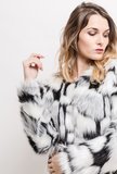 Fashion witte jas in fake fur._