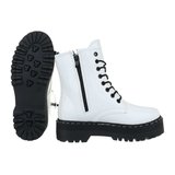 Witte hoge lak veterboot Hana._