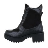 Hoge zwarte veterboot Jamilla._