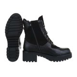 Hoge zwarte veterboot Jamilla._