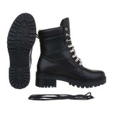 Hoge zwarte veterboot Tirsa._