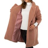 Manteau rose en tissu polaire._