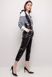 Trendy zwarte salopet broek in leatherlook._