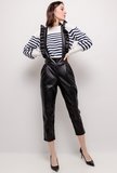 Trendy zwarte salopet broek in leatherlook._