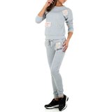 Trendy grijze loungewear met opschriften._