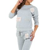 Trendy grijze loungewear met opschriften._