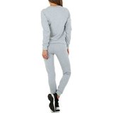 Trendy grijze loungewear met opschriften._