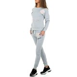 Trendy grijze loungewear met opschriften._