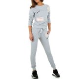 Trendy grijze loungewear met opschriften._