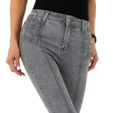 Grijze jeans met studs._