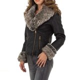 Korte zwarte leatherlook jacket met pels._