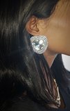 Grote fashion zilveren oorbellen in hartvorm._