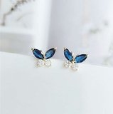 Fijne blauwe oorbellen met vlindermotief._