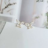 Fijne witte oorbellen met vlindermotief._