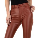 Skinny leatherlook broek in steenrode kleur._