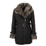 Classy zwarte leatherlook winterjas met grijze pelsen kraag._