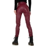 Trendy bordeaux leatherlook broek met crocprint._