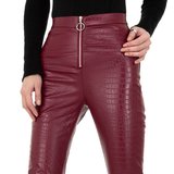 Trendy bordeaux leatherlook broek met crocprint._