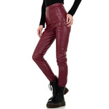 Trendy bordeaux leatherlook broek met crocprint._