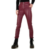 Trendy bordeaux leatherlook broek met crocprint._