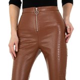 Trendy bruine leatherlook broek met crocprint._