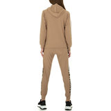 Trendy beige loungewear met animal print._