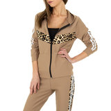 Trendy beige loungewear met animal print._