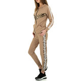 Trendy beige loungewear met animal print._