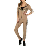 Trendy beige loungewear met animal print._