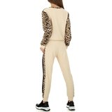 Hippe beige loungewear met print._