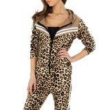 Trendy loungewear in luipaard print met beige accent._