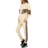 Trendy beige loungewear met leopard accenten._