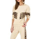 Trendy beige loungewear met leopard accenten._