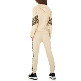 Trendy beige loungewear met leopard accenten._