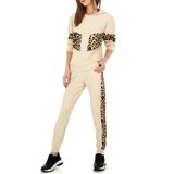 Trendy beige loungewear met leopard accenten._