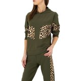 Trendy groene loungewear met leopard accenten._