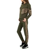 Trendy groene loungewear met leopard accenten._