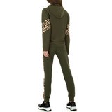 Trendy groene loungewear met leopard accenten._