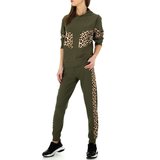 Trendy groene loungewear met leopard accenten._