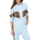 Trendy blauwe loungewear met leopard accenten._