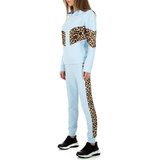 Trendy blauwe loungewear met leopard accenten._