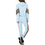 Trendy blauwe loungewear met leopard accenten._