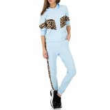 Trendy blauwe loungewear met leopard accenten._