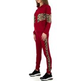 Trendy bordeaux loungewear met leopard accenten._