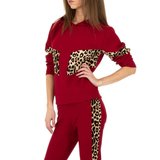 Trendy bordeaux loungewear met leopard accenten._