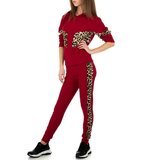 Trendy bordeaux loungewear met leopard accenten._