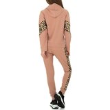 Trendy rose loungewear met leopard accenten._