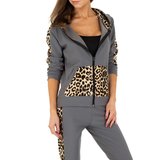 Modieuze grijze loungewear met leopard accenten._