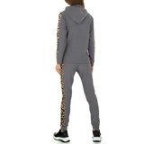 Modieuze grijze loungewear met leopard accenten._